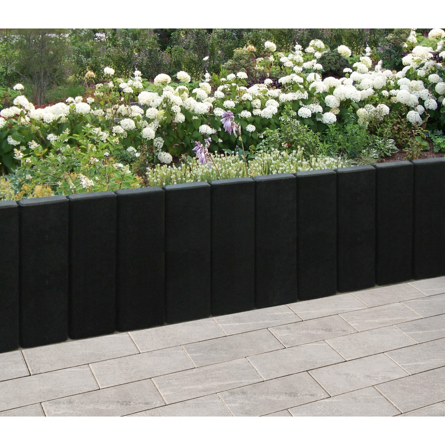 Diephaus Rechteck-Palisade in Anthrazit als Beeteinfassung im Garten.