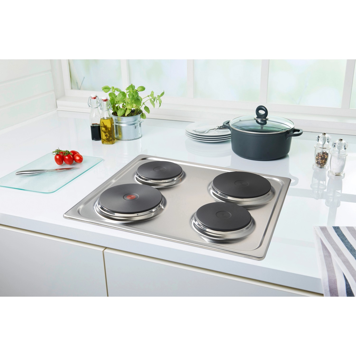 PKM Einbaukochfeld BIC3 I-KP-IX-2/2 Edelstahl mit 4 Kochplatten in einer modernen Küche.