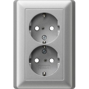 Gira Doppelsteckdose System 55 in Aluminium mit erhöhtem Berührungsschutz.