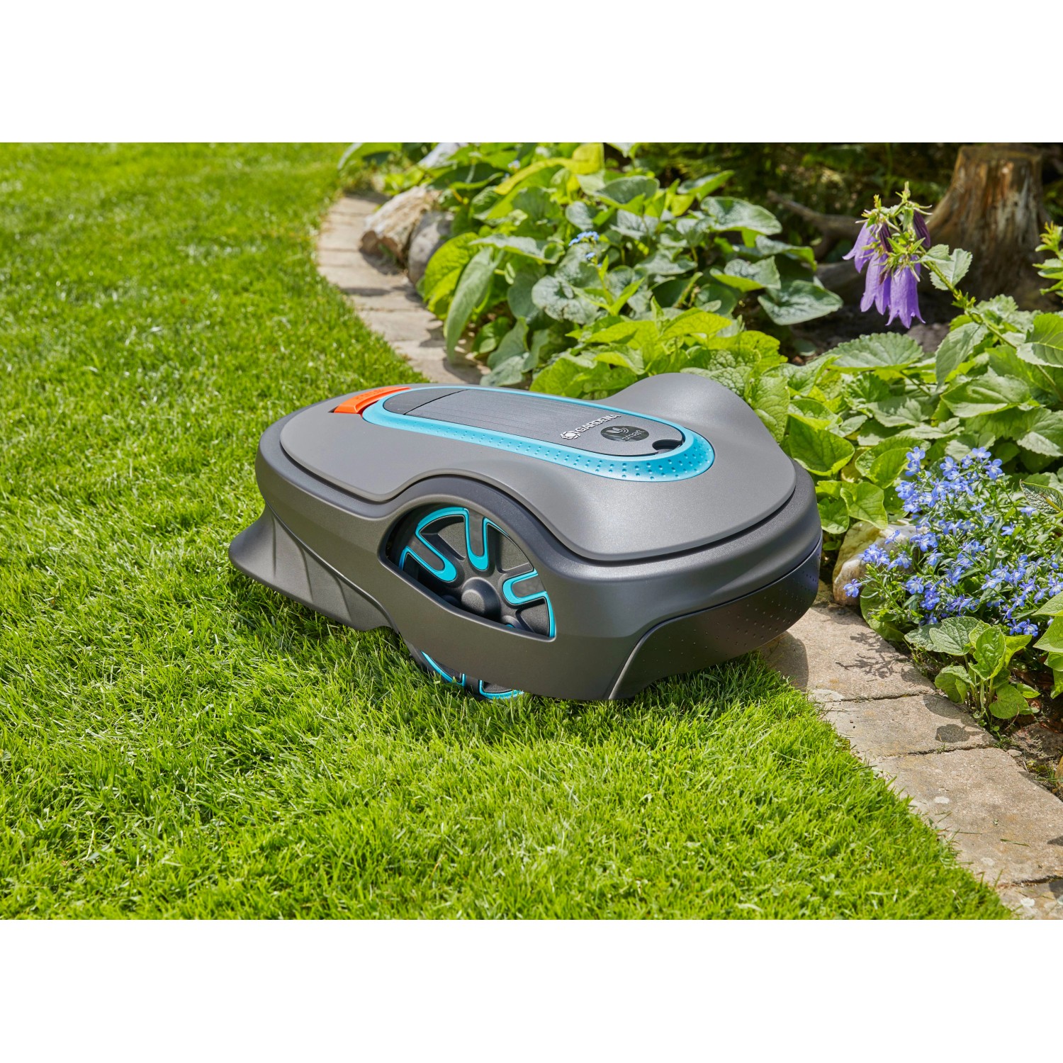 Gardena smart Sileno life Mähroboter Set für Rasenflächen bis 750 m² im Garten.