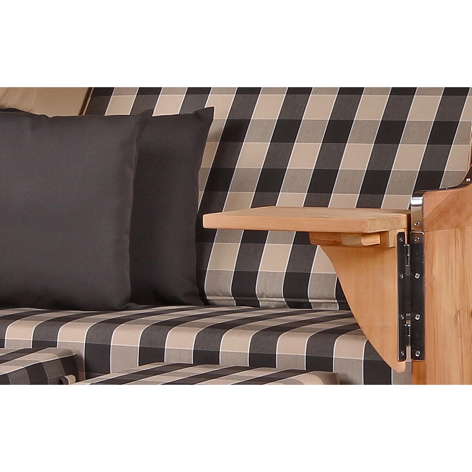 Detailansicht Strandkorb Schaalsee Teak grau: Kissen, Tisch, karierte Polster.