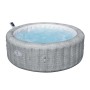 Runder aufblasbarer Bestway Whirlpool Bali AirJet in hellgrauer Rattan-Optik mit sprudelndem Wasser.