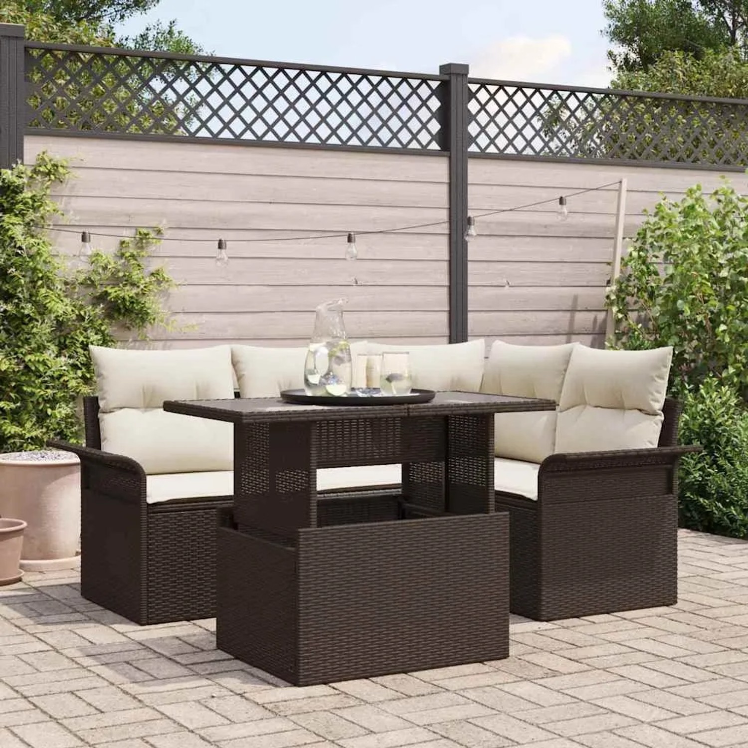 5-teiliges Gartenmöbel-Set aus braunem Rattan mit Tisch und beigen Kissen für 4 Personen.