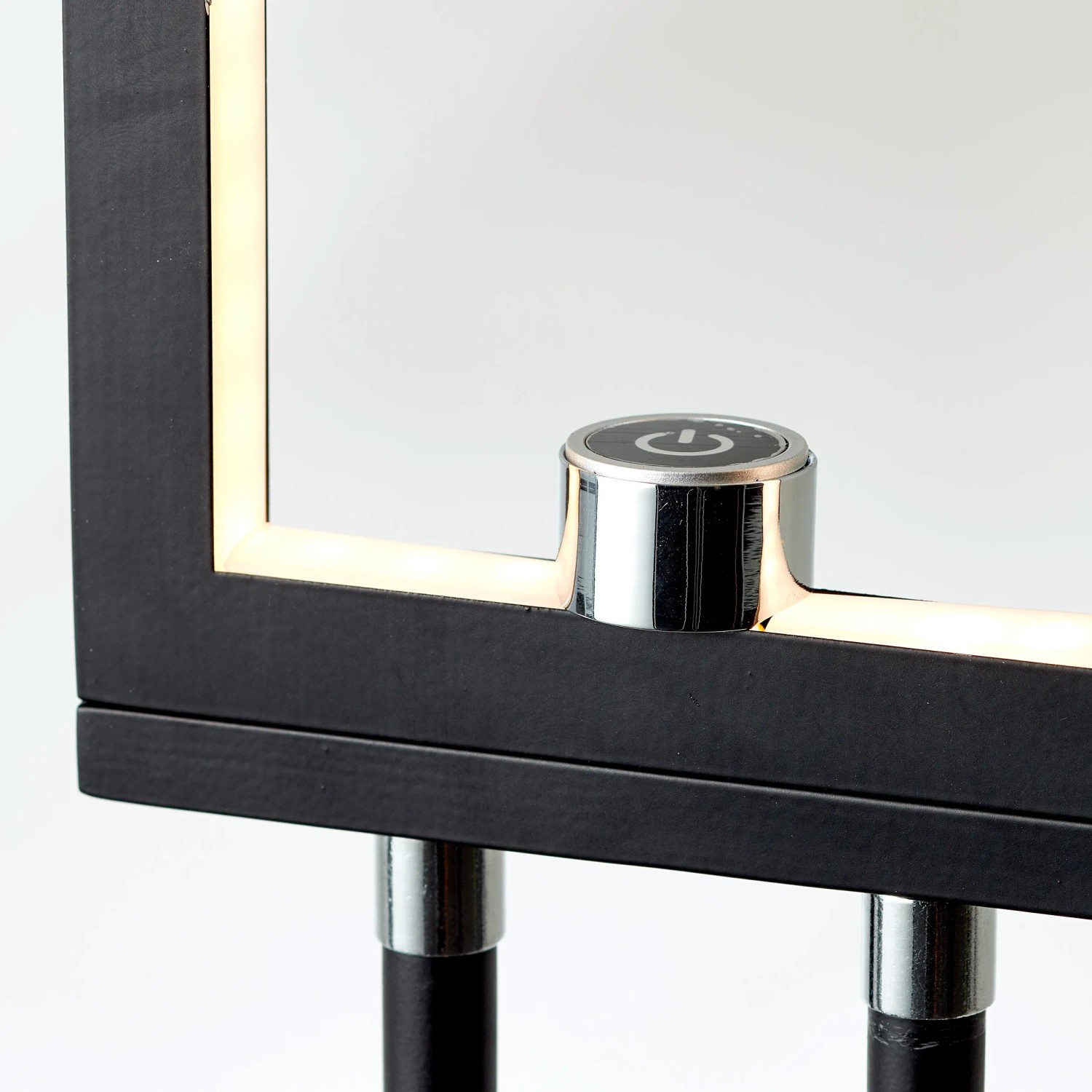 Detailaufnahme der schwarzen LED-Stehleuchte Ranut mit Touchdimmer und warmweißem Licht.