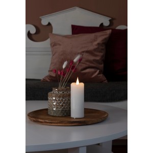 Weiße Konstsmide LED-Echtwachskerze mit Timer auf Holzteller, stimmungsvolle Weihnachtsdeko für Innen.