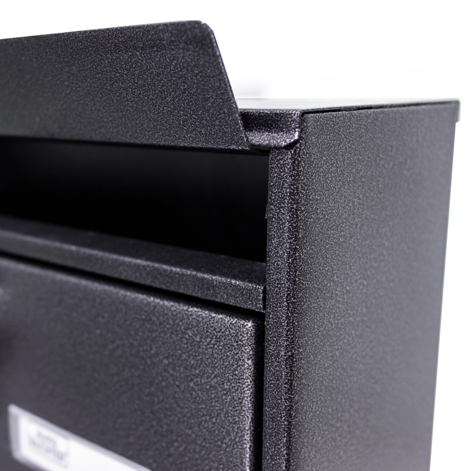 Detailaufnahme: Schwarzer Burg-Wächter Doppelbriefkasten mit Klappe und Namensschild.