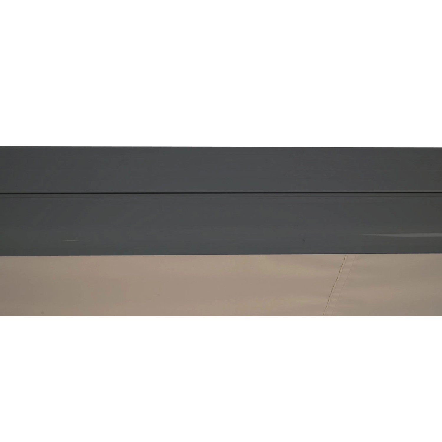 Detailaufnahme der geschlossenen MCW Kassettenmarkise in Creme und Anthrazit.