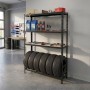 Schwarzes Stahl Reifenregal mit 3 MDF-Ablagen für 6 Autoreifen und Werkzeuge in Garage. Höhenverstellbares Ordnungssystem.