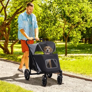 Mann schiebt PawHut Hundewagen mit Hund im Park. Faltbarer Transportwagen mit Netzfenster.