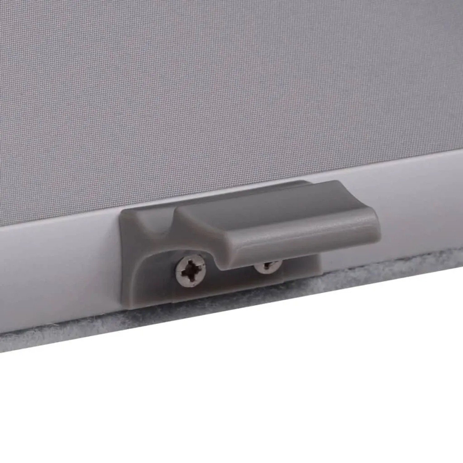Detailaufnahme: Graues Verdunklungsrollo vidaXL UK08 mit Bedienelement am Fenster.
