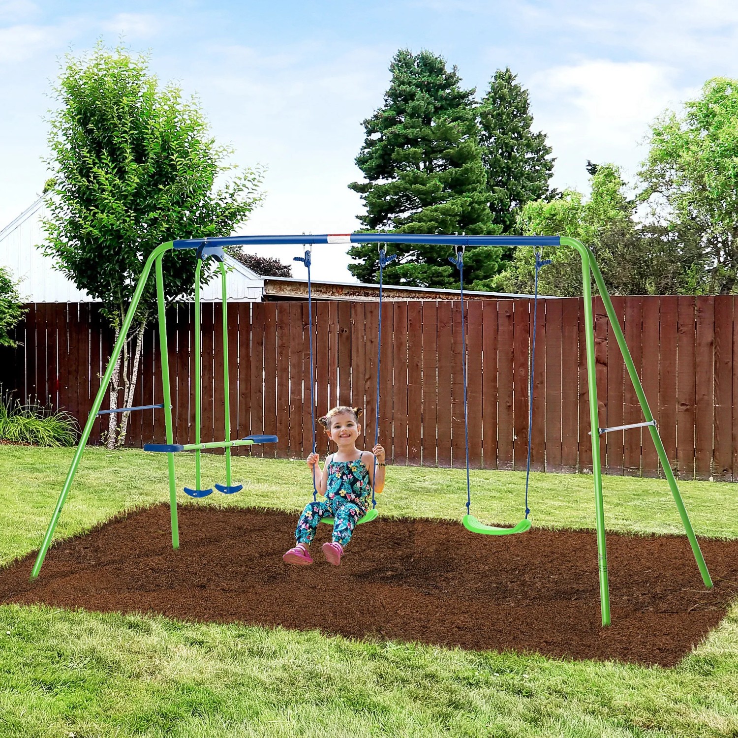Outsunny Schaukelgestell mit Kinderschaukel, Wippe und Schaukelgerüst im Garten.