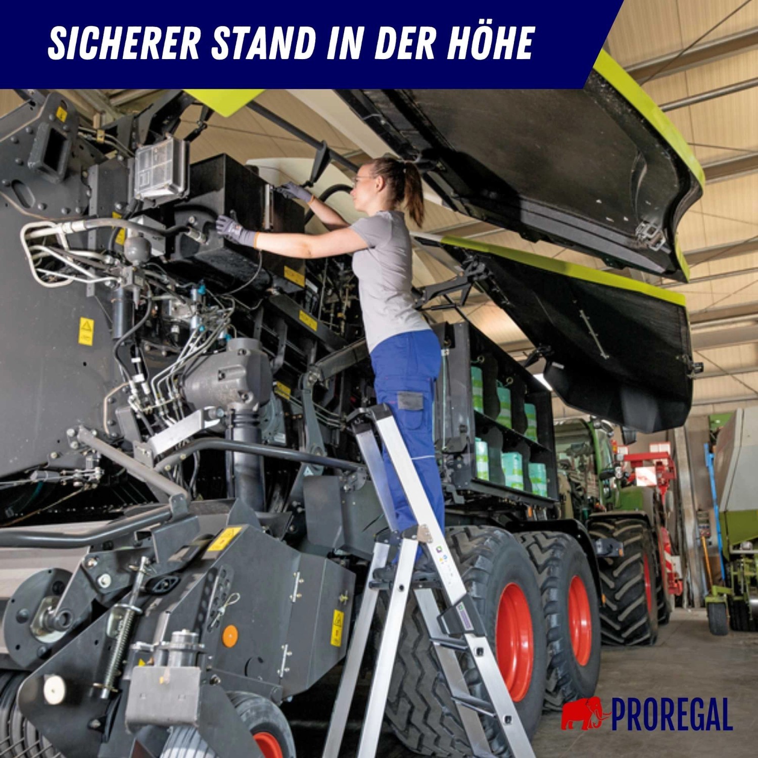 PROREGAL Stufen-Stehleiter mit 3 Stufen im Einsatz an Maschine. Leiter aus Aluminium.