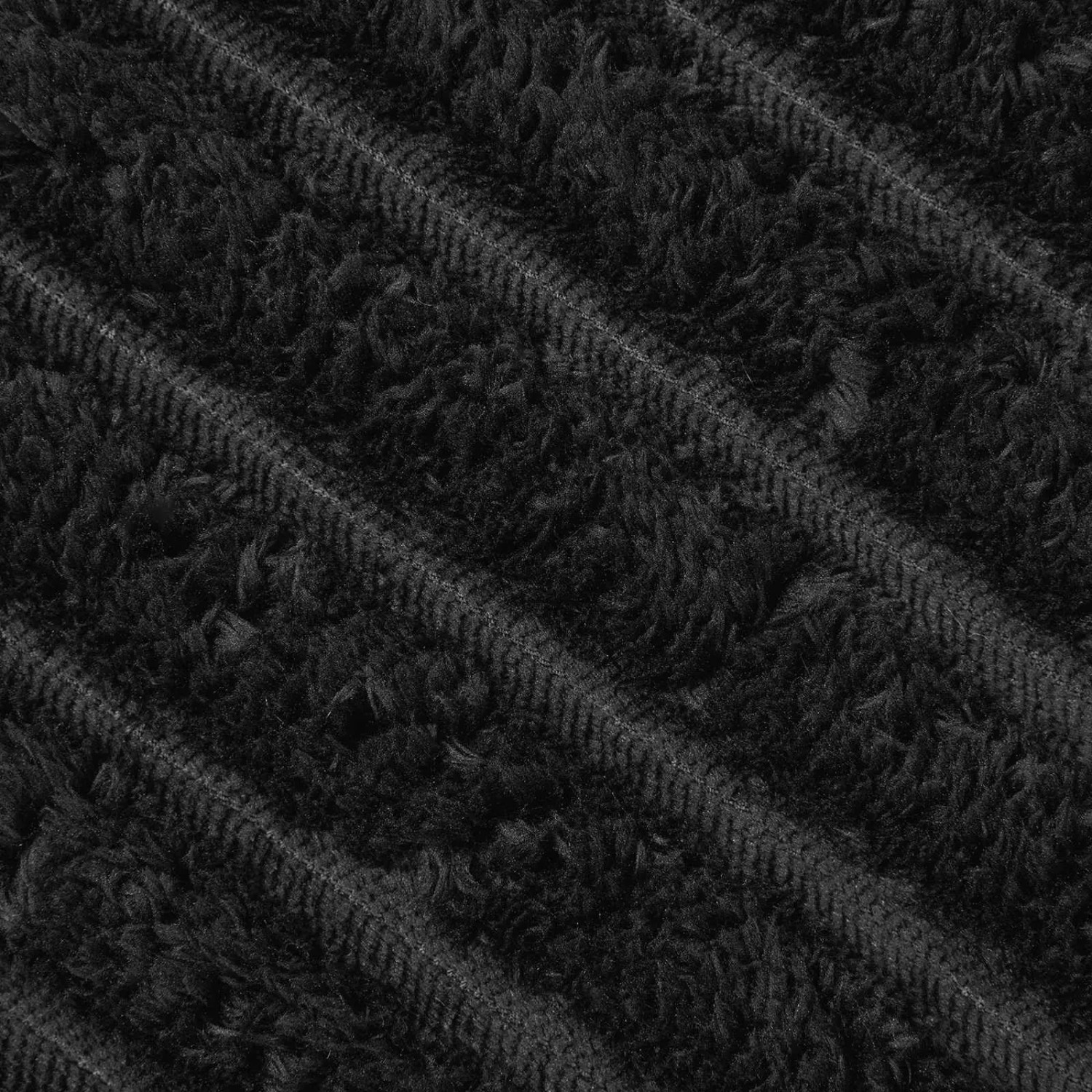 Nahaufnahme: Schwarze vidaXL Überwurfdecke aus Fleece, 270x240 cm, mit Textur.