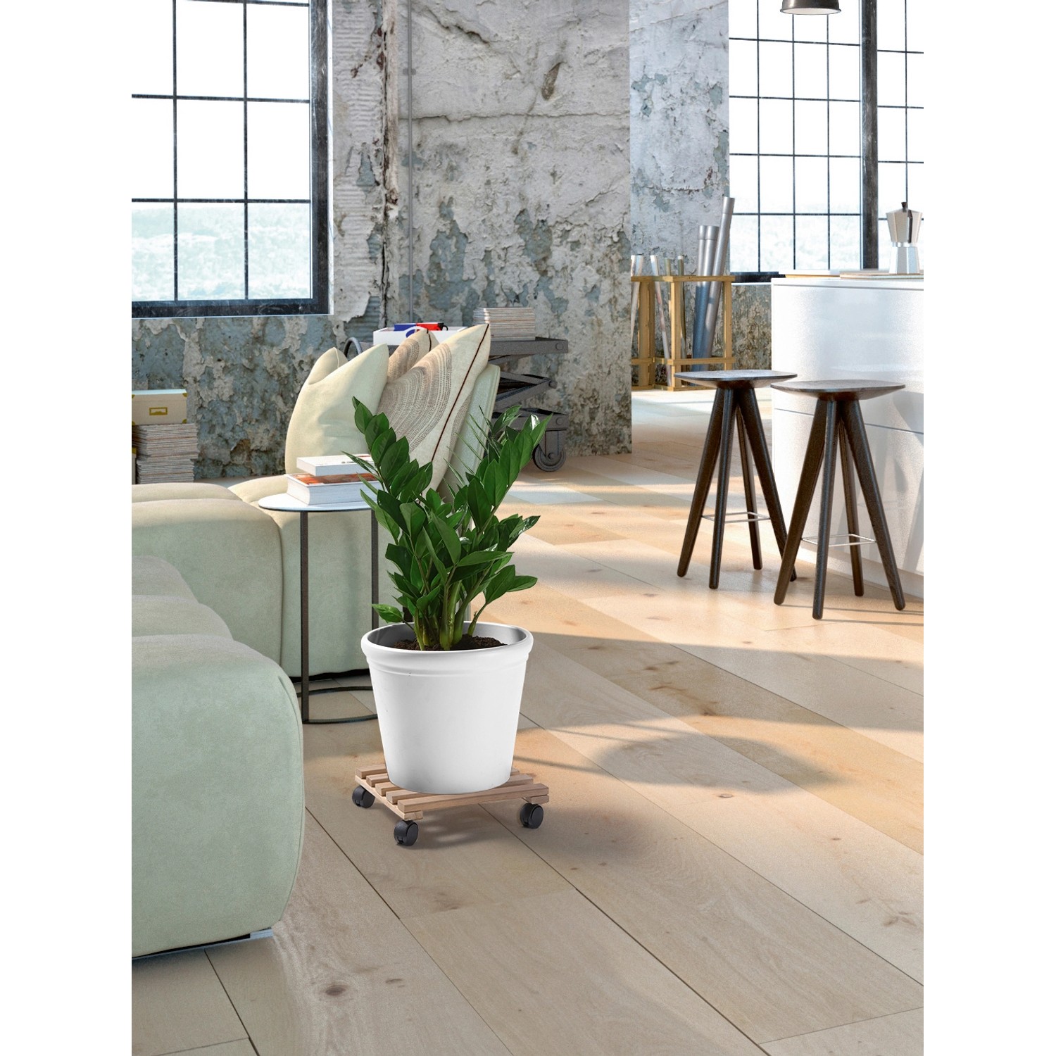 Eckiger Pflanzenroller aus Buchenholz, naturfarben, 30x30 cm, mit Pflanze im weißen Topf.