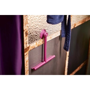 Violettfarbener baliv Dark Wonder Duschabzieher aus Polyresin an Duschwand.