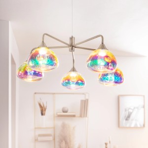 Näve LED-Pendelleuchte Varna, 5-flammig mit irisierenden Gläsern in Messingoptik.