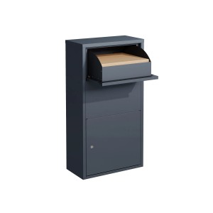 Freistehender, anthrazitfarbener Westmann Briefkasten Pollux mit Paketbox und geöffnetem Kippfach.