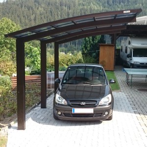 Mattbrauner Ximax Carport Portoforte-110 mit Auto. Einzelcarport mit transparentem Dach.