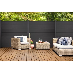 GroJaSolid Grande Sichtschutzzaun, anthrazitgrau, 180x180 cm, im Gartenambiente.