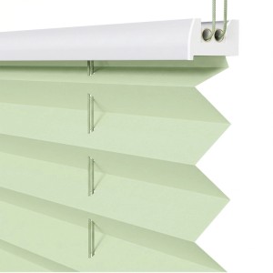 Grünes Plissee Faltrollo Klemmfix, gefaltet, mit weißer Schiene und Schnüren. Ideal für flexible Lichtregulierung und Sonnenschutz.