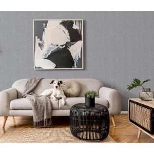 Graue Bricoflor Vliestapete in Leinenoptik im Wohnzimmer mit Hund auf Sofa.