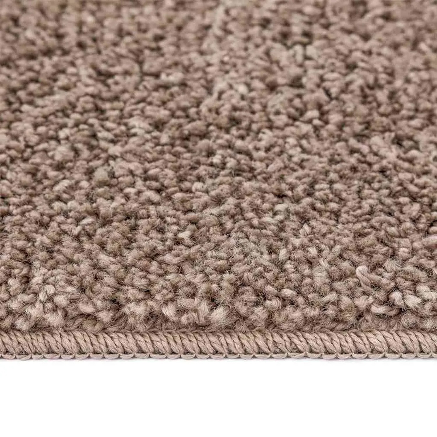 Brauner Shaggy Hochflorteppich aus PP mit rutschfester Unterseite. Weiche, flauschige Textur und sauberer Rand.