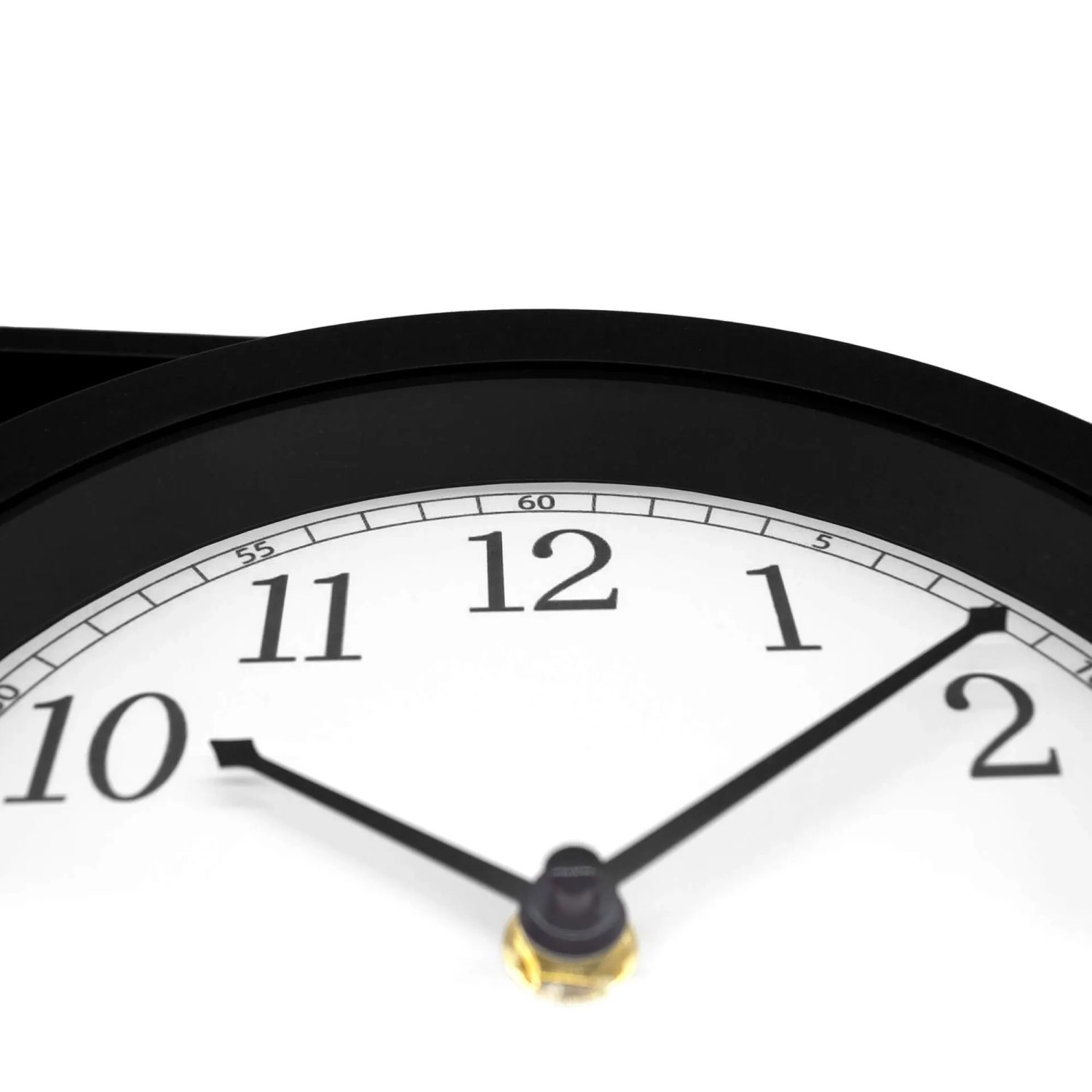 Nahaufnahme einer schwarz-weißen Bahnhofsuhr mit analogem Zifferblatt, schwarzen Zeigern und großen Zahlen. Wanduhr aus Metall.