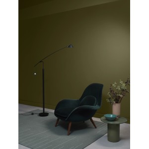 Wohnraum mit Wandfarbe Forest Vista No. 392 von ELLE DECORATION, matter Grünton.