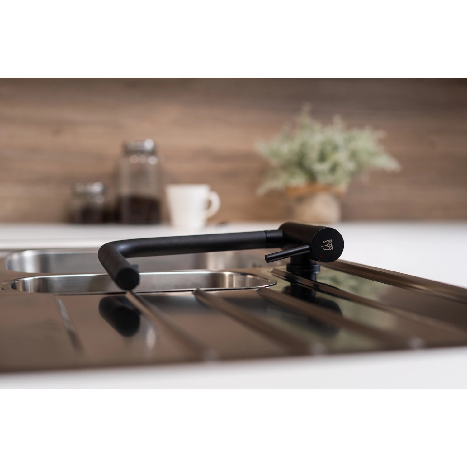 Schwarze VIZIO Küchenarmatur für Vorfenster-Montage mit schwenkbarem Auslauf.