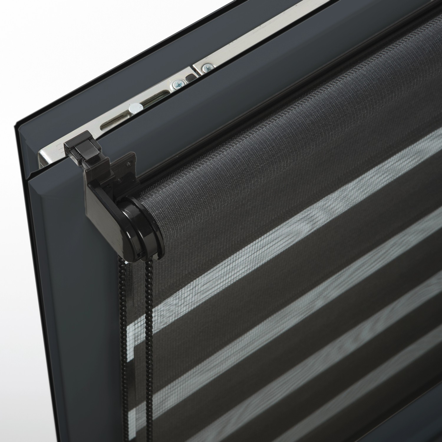 Gardinia Doppelrollo EasyFix, 45x150 cm, schwarz, mit transparenten und blickdichten Streifen am Fenster.