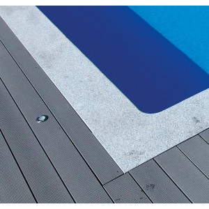 Summer Fun Granitumrandung Chrystal Grey am Pool, kombiniert mit grauen Terrassendielen.