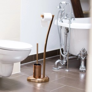 Elegante kupferfarbene WC-Garnitur aus Edelstahl mit Toilettenpapierhalter und WC-Bürste im modernen Bad.