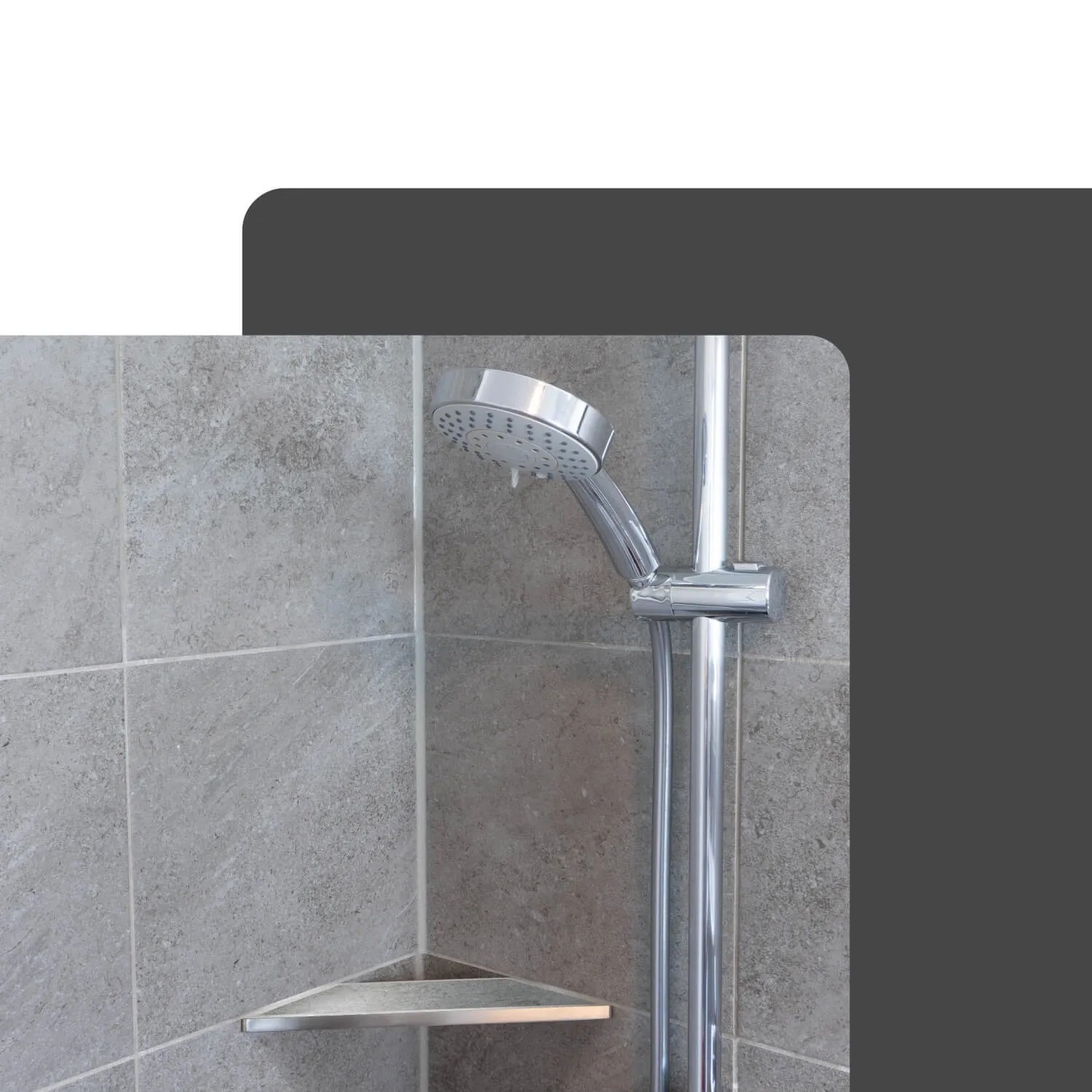 Eckige, befliesbare Dalsys Duschablage aus Edelstahl in Silber unter einer Duscharmatur.