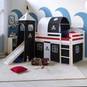 Weißes Hochbett 90x200 mit Rutsche, Turm und Piraten-Vorhang. Kinderbett mit Lattenrost und Matratze.
