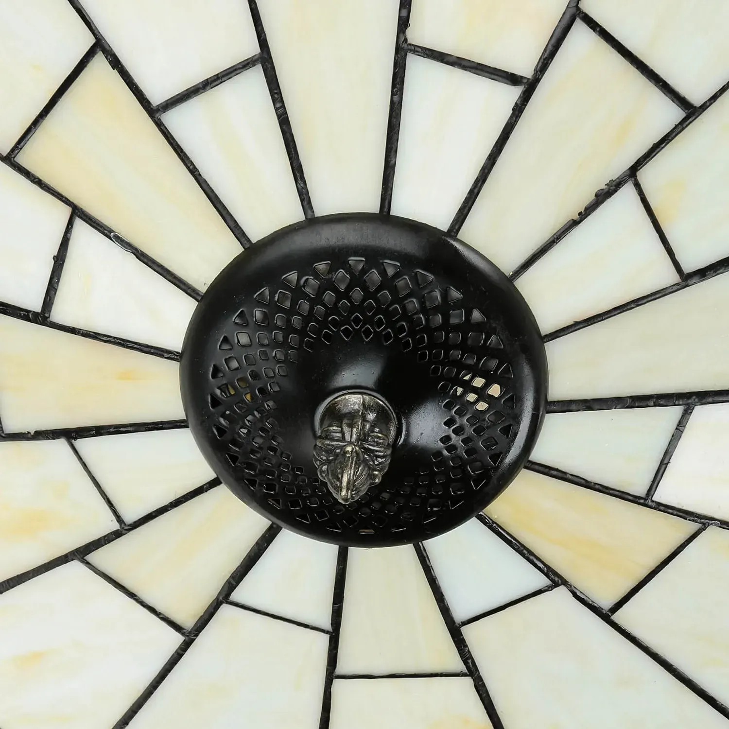 Deckenleuchte im Tiffany-Stil mit Buntglas in Weiß und Grün. Jugendstil Lampe für Wohnzimmer, Esszimmer oder Flur.