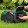 Bosch VISIMOW18V-100 Mähroboter mit geöffnetem Akkufach und eingesetztem Akku auf Rasen.