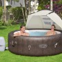 Bestway LAY-Z-SPA mit Sonnenschutzdach im Garten, zwei Personen entspannen im Whirlpool.