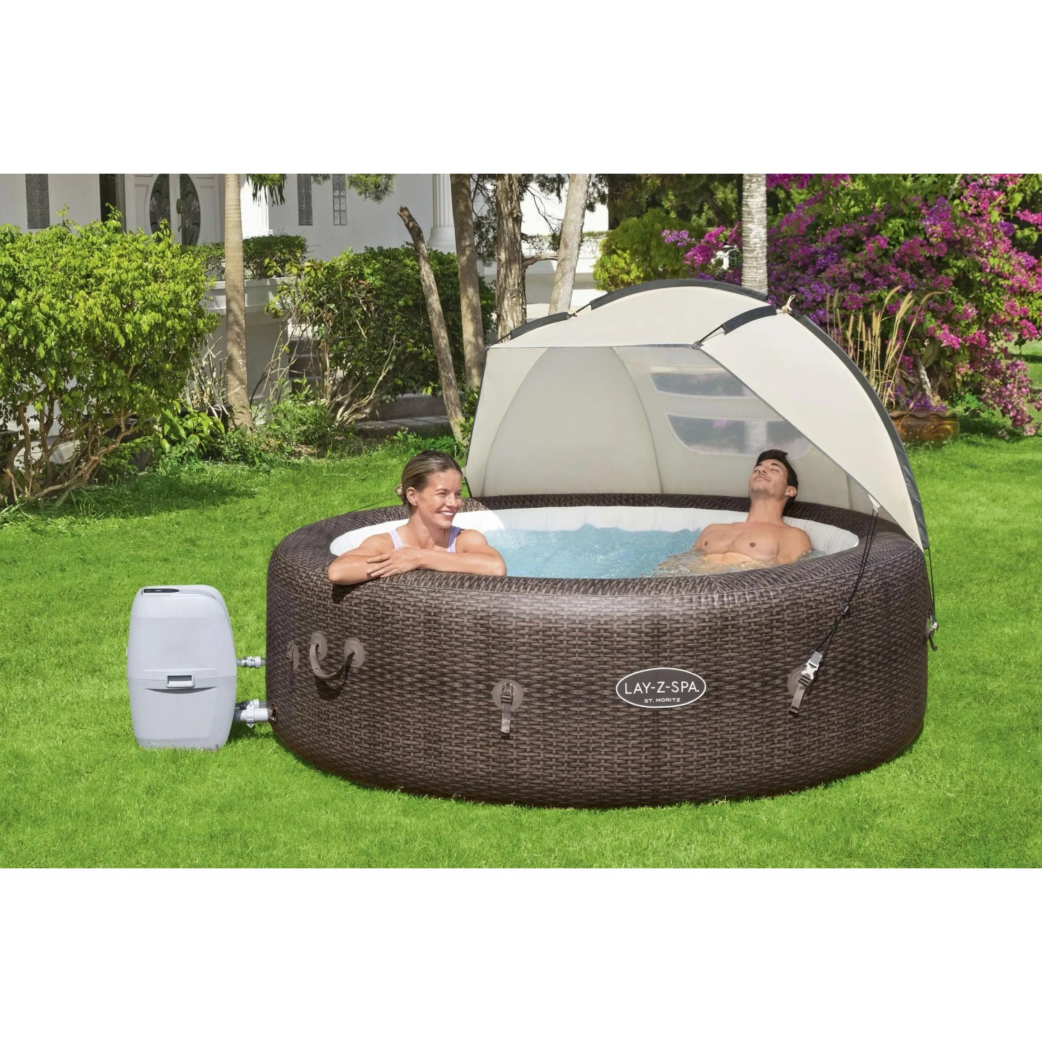 Bestway LAY-Z-SPA mit Sonnenschutzdach im Garten, zwei Personen entspannen im Whirlpool.