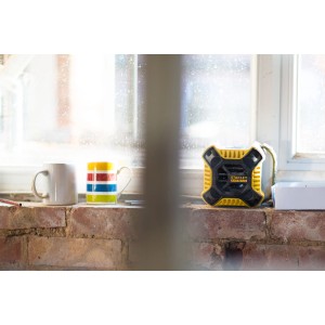 Stanley FatMax Bluetooth-Lautsprecher FMC772B (gelb/schwarz) auf einer Fensterbank.