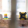 Stanley FatMax Bluetooth-Lautsprecher FMC772B (gelb/schwarz) auf einer Fensterbank.
