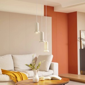 Weiße Lindby Kerimi Pendelleuchte aus Keramik, 3-flammig, im Wohnzimmer.