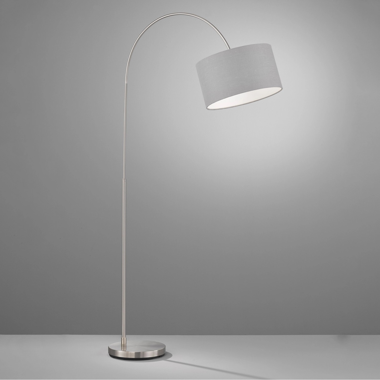 Fischer & Honsel Bogenleuchte, 3-flammig, Nickel/Grau. Design-Stehlampe mit Leinenschirm.