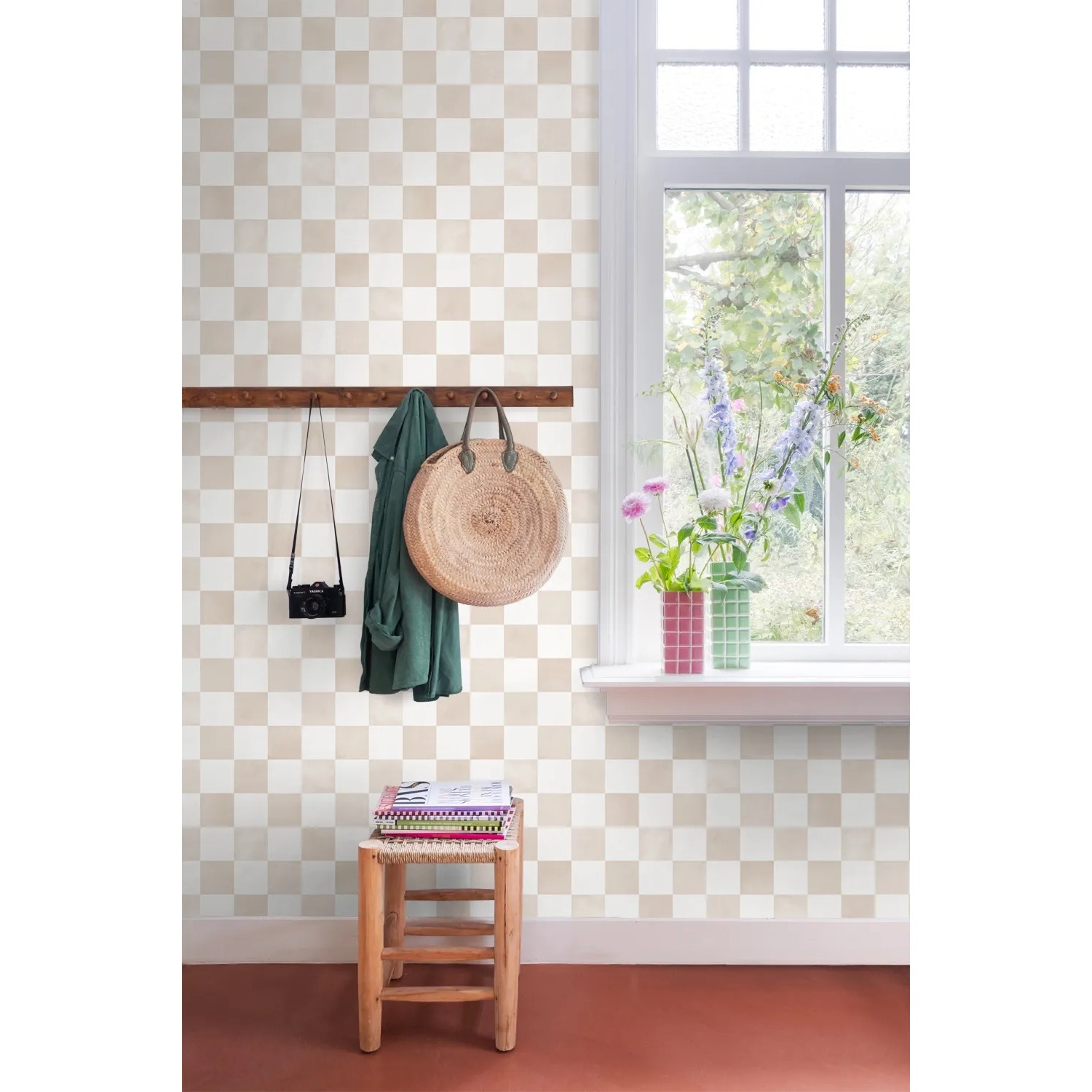 ESTAhome Vliestapete mit beigem und weißem Karomuster an einer Wand, dekoriert in einem hellen Raum.