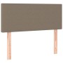 Boxspringbett Kopfteil in Taupe, Stoffbezug, Holzfüße. Passend zu Betten und Schlafzimmer.