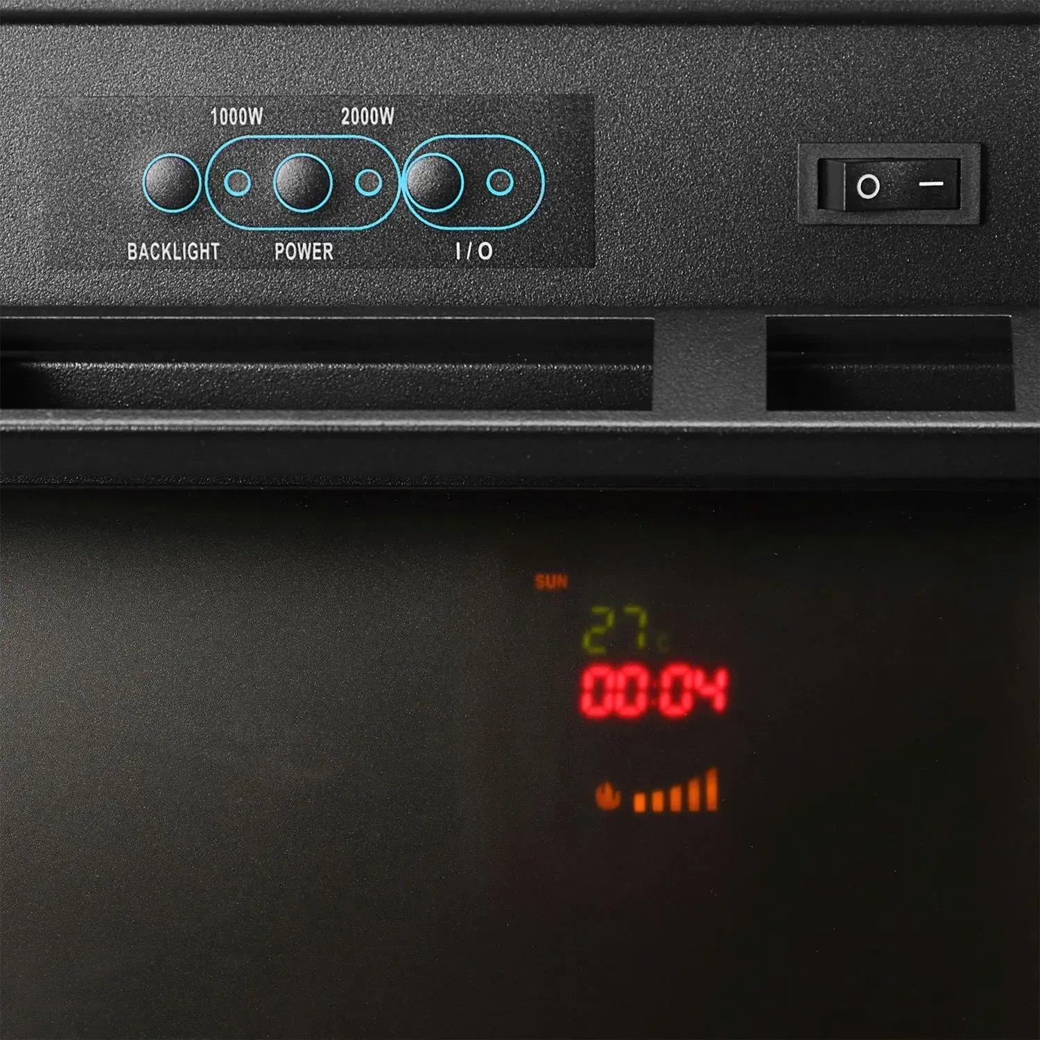 Detailaufnahme: Bedienelemente und LCD-Display des weißen Juskys Elektrokamins mit Heizung.