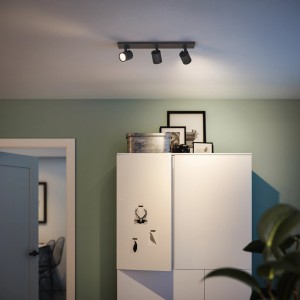 Schwarzer Philips LED-Spot myLiving Runner, 3-flammig, im modernen Wohnraum.