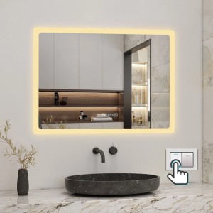 Rechteckiger Badspiegel mit LED-Beleuchtung, Uhr und Touch-Funktion im modernen Badezimmer.
