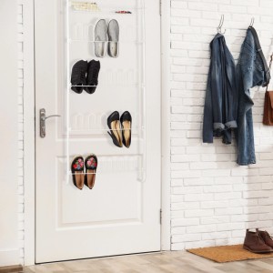 Weißes Relaxdays Türschuhregal aus Eisen mit Korb, behängt mit Schuhen an einer Tür.