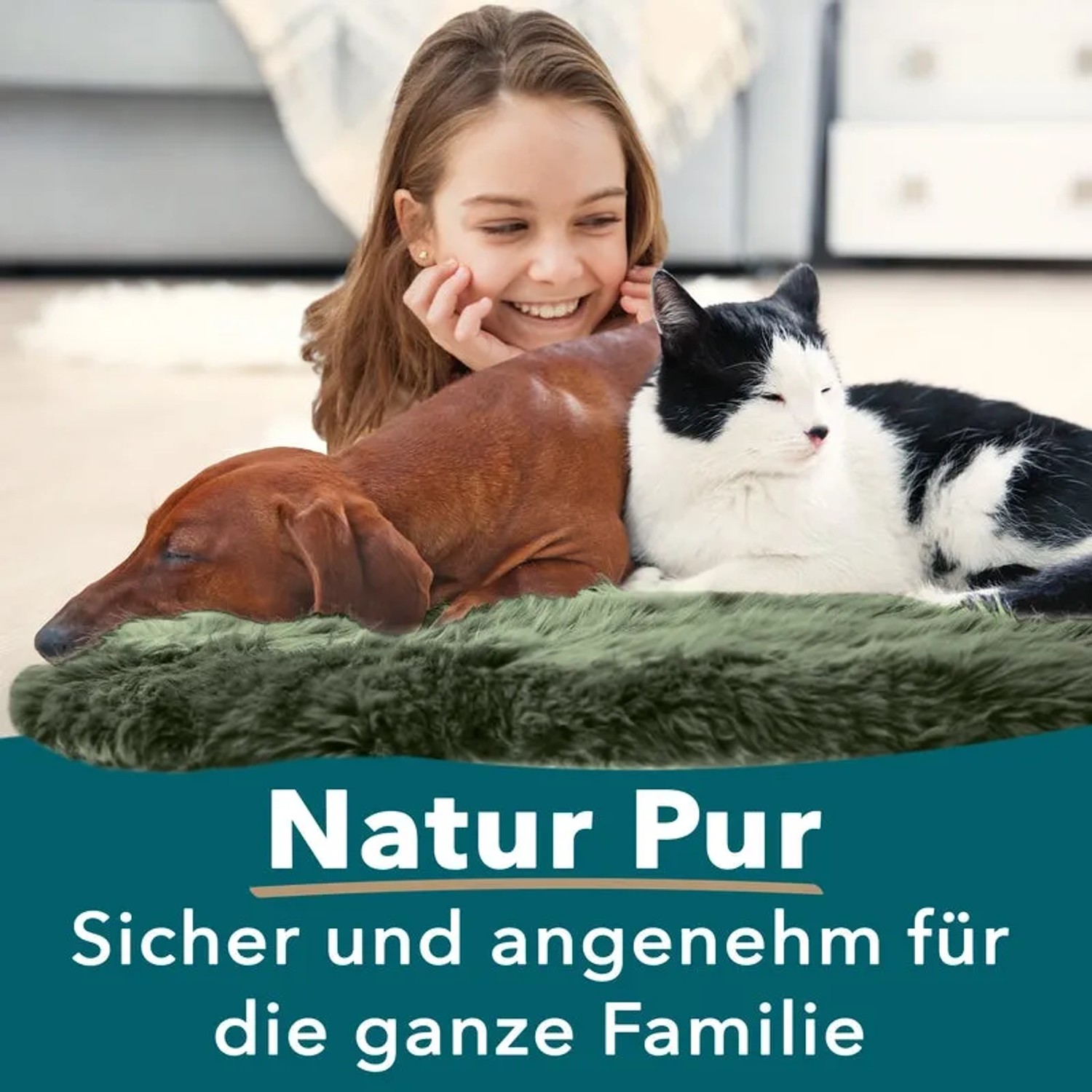 Mädchen mit Hund und Katze auf grünem KARAT Schaffell Audrey Thyme. Premium Lammfell für gemütliche Stunden.