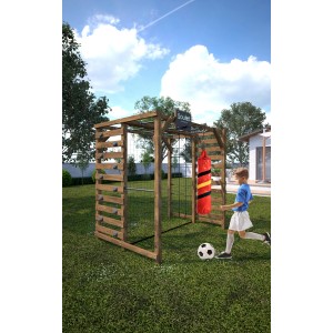 Soulet Kletterturm Olympic Odin aus Holz mit Kletterwand, Netz, Boxsack und Kind beim Fußballspielen.